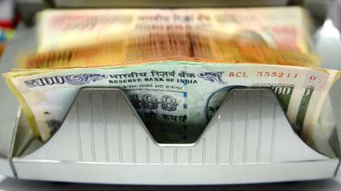 India edges toward crisis as rupee plunges