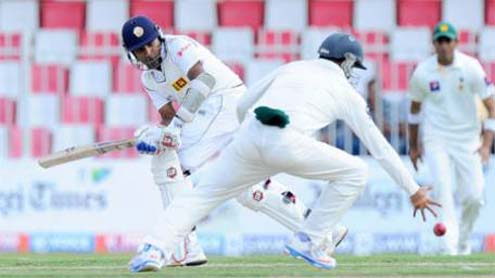 Sri Lanka battle hard against Pakistan spinners