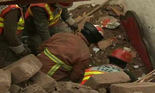 13 killed in roof collapse, road accident