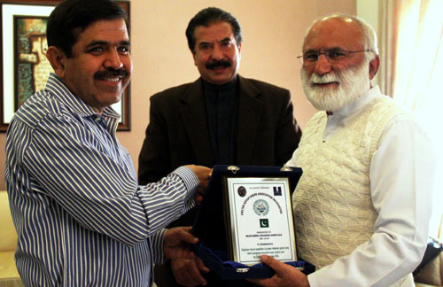 Quetta Malik Abdul Rahim Babai Chairman Chiltan Adventurers Association Awarding commemorative shield to Maj Gen Mohammad Samrez Salik (GOC 33 DIV) for his participation in the