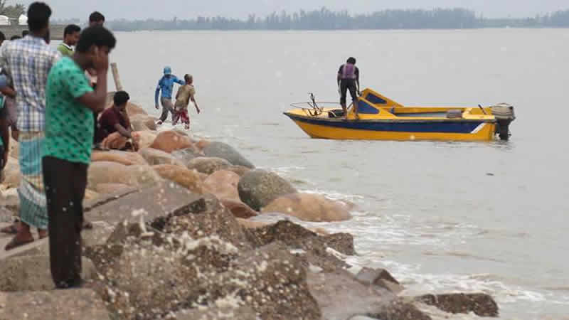 Cyclone Mora hits Bangladesh, hundreds of thousands evacuated