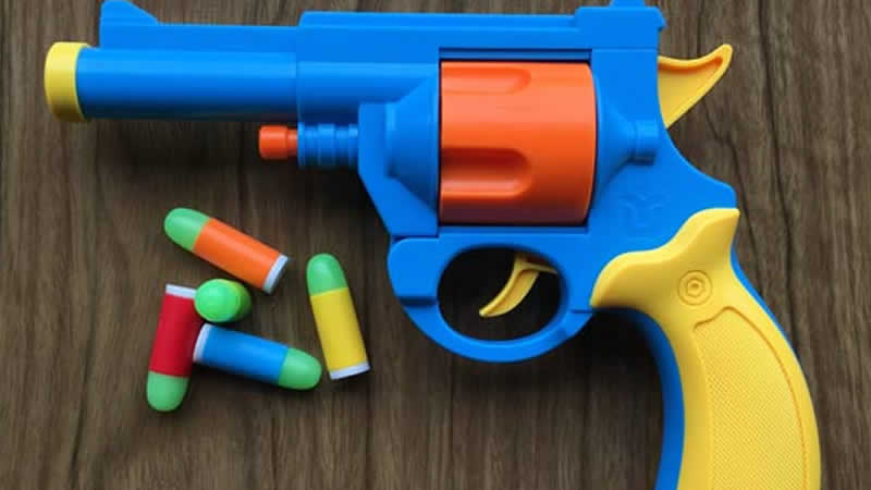 German prosecutors investigate teenager for shooting toy gun at Thai king