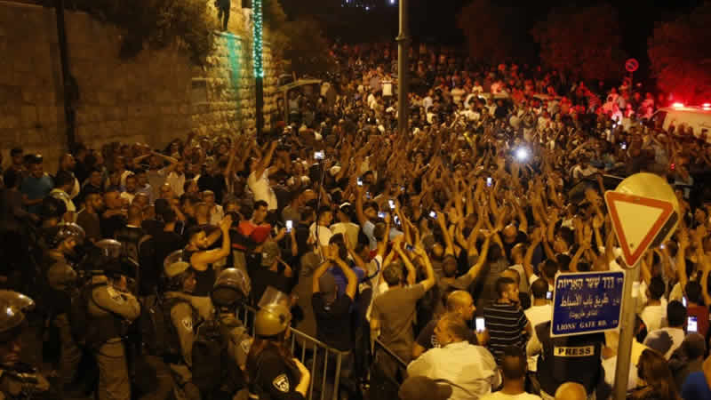 Israel removes more al-Aqsa security installations