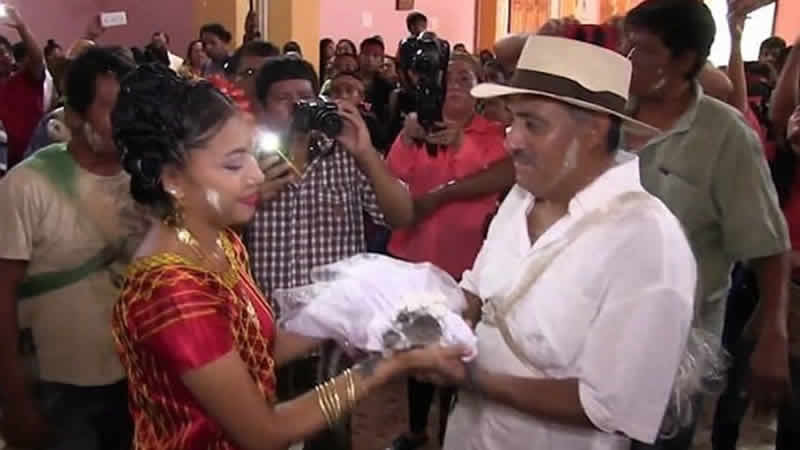 Mexican mayor weds crocodile for town's prosperity