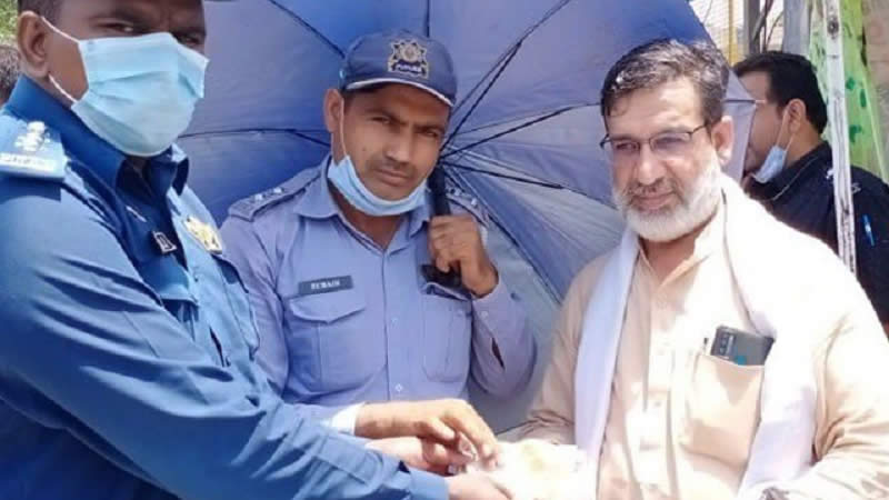 Lahore traffic wardens return lost Rs1m to owner