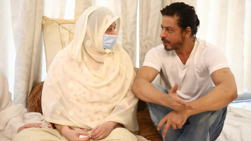 Shah Rukh’s photos with Saira Banu melt your heart
