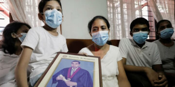 Lynched Sri Lankan national’s wife receives aid from Sialkot business community