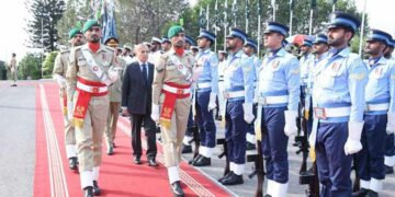 Shehbaz Sharif given guard of honuor at PM House